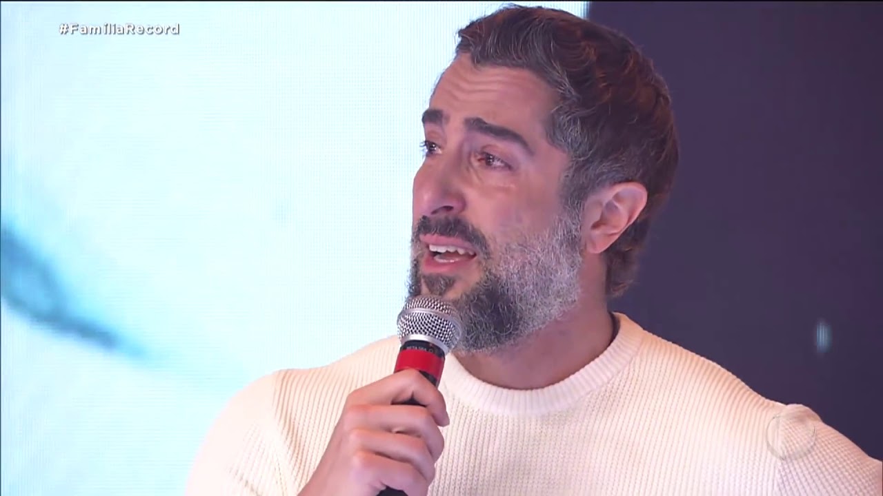 Marcos Mion chora ao receber presente deixado por Gugu no Família Record