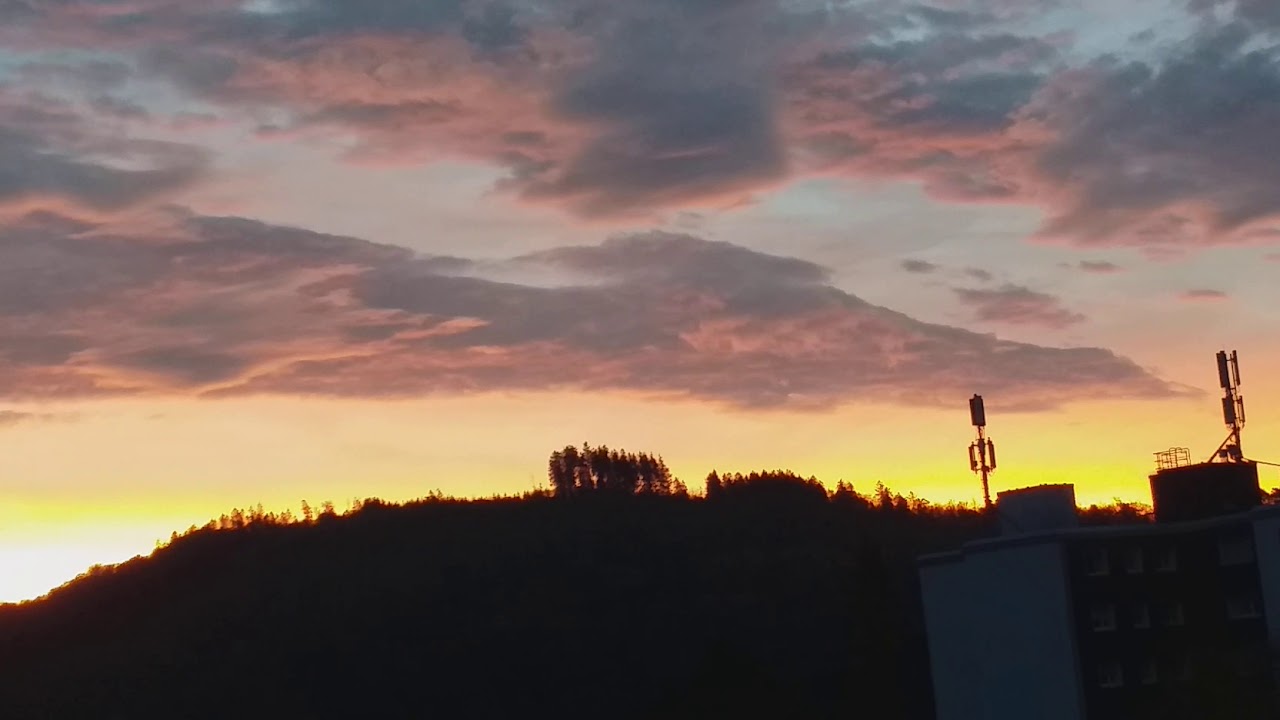 20.10.2020. Ein bisschen Herbst Himmelskunst am morgen.🌄🌳🍁🍂🌤😊