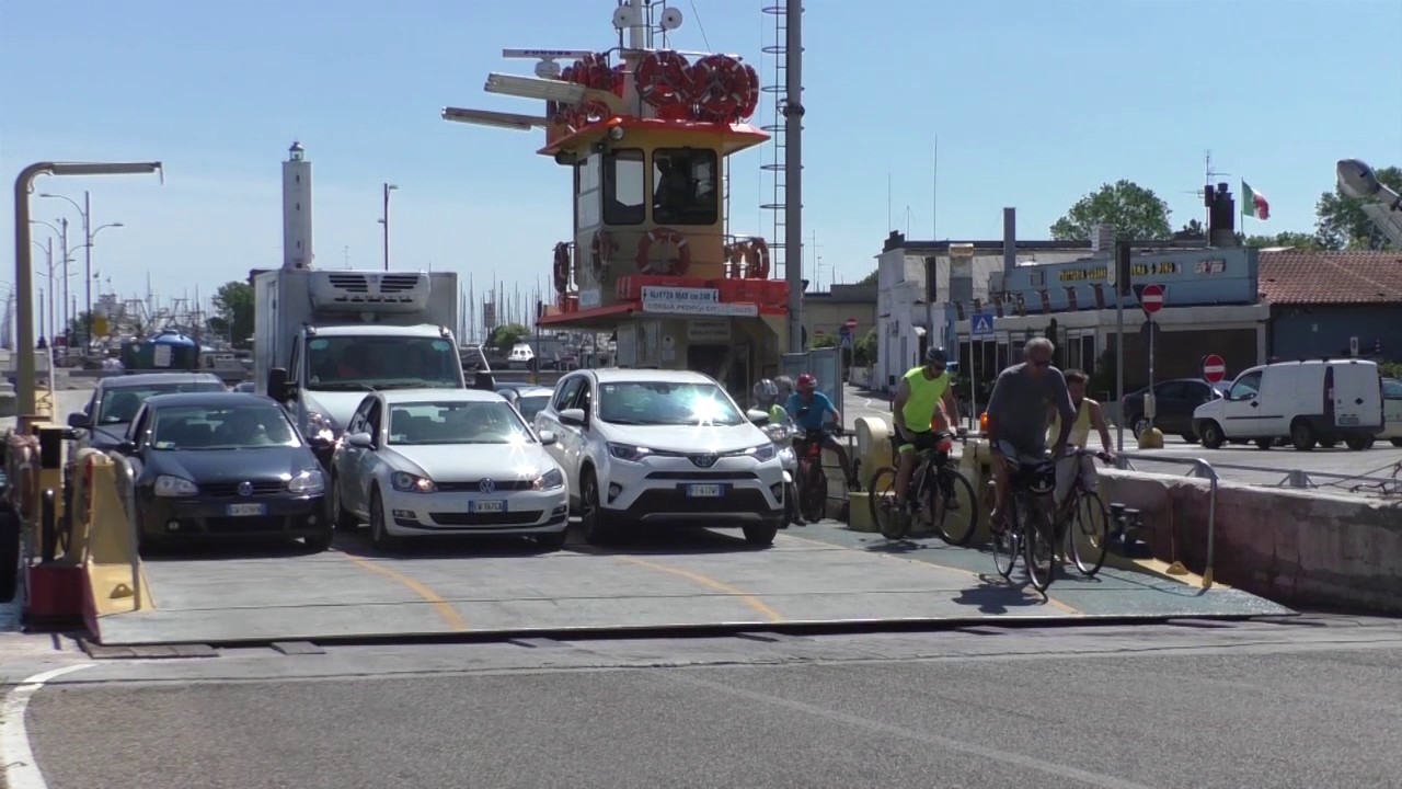 RAVENNA: Un solo traghetto per la tratta Marina - Porto Corsini | VIDEO