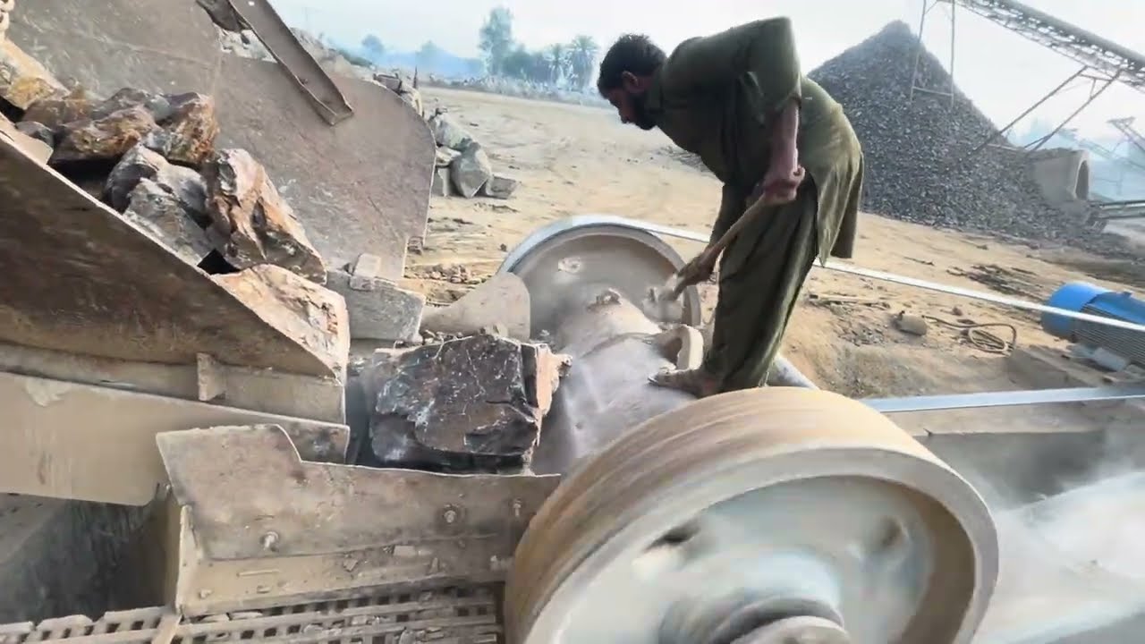 Big Stone vs Crusher – Hopper Blocked! Who Wins? #rockcrusher 