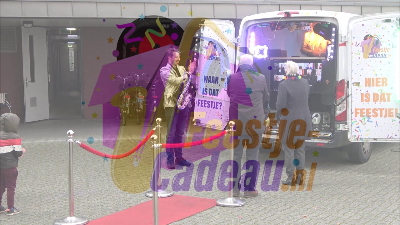 75 jaar worden met een Feestje voor je huis met de feest bus. Gewoon omdat het kan.