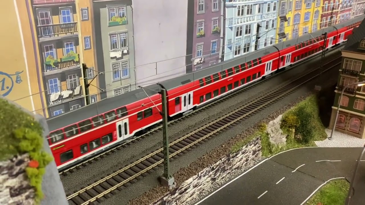 Verschiedene Roco 218.4 mit TB 11 und MTU 4000 R40 unterwegs mit DoStos von Fleischmann