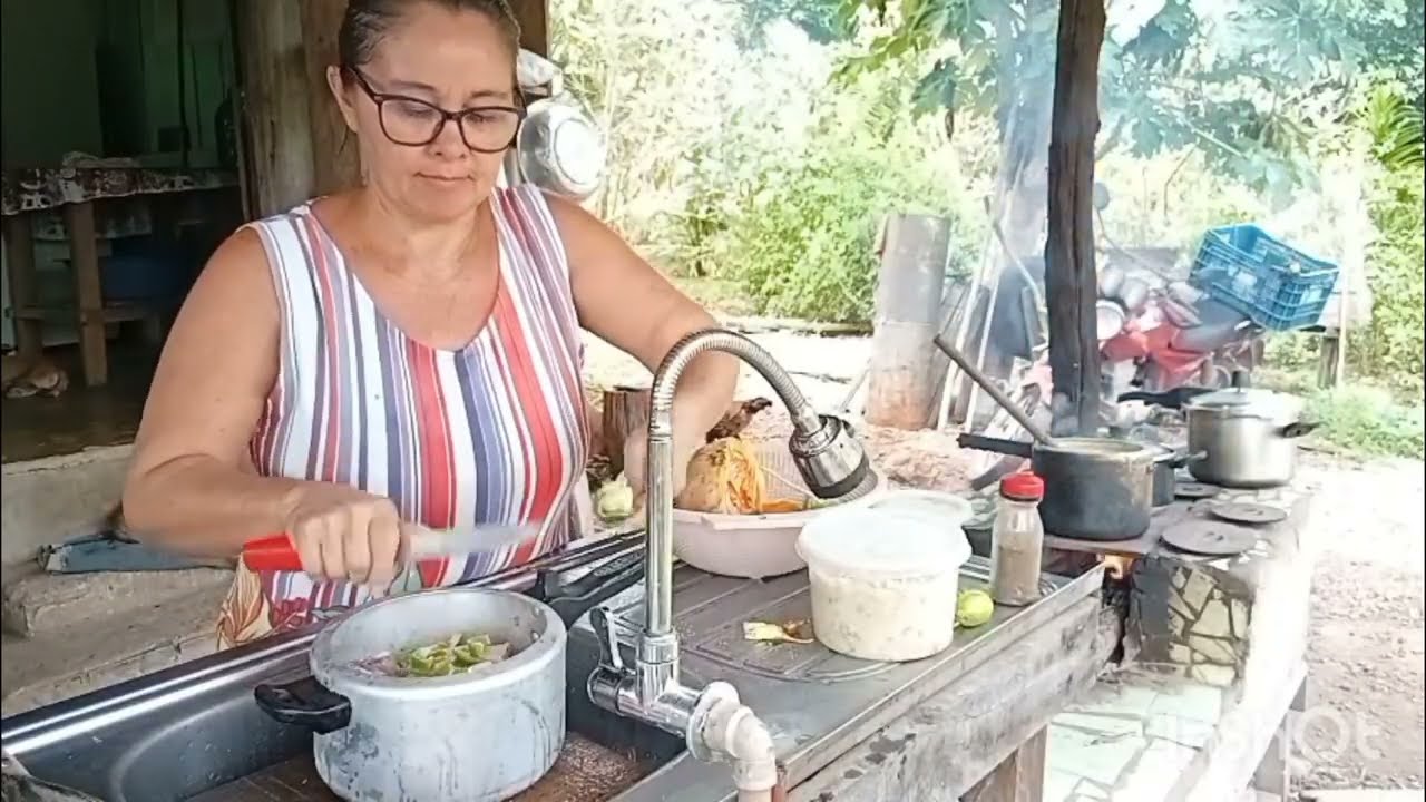 Mais uma rotina aqui na roça almoço cozidáo com maxixe 