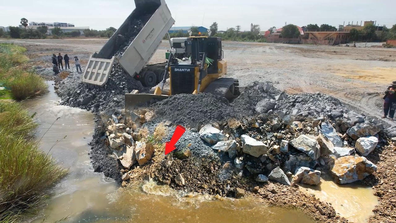 OMG START Landfilling by dump truck wheel 10 soil , Bilding Dozer Shantui Using Pushing Stones