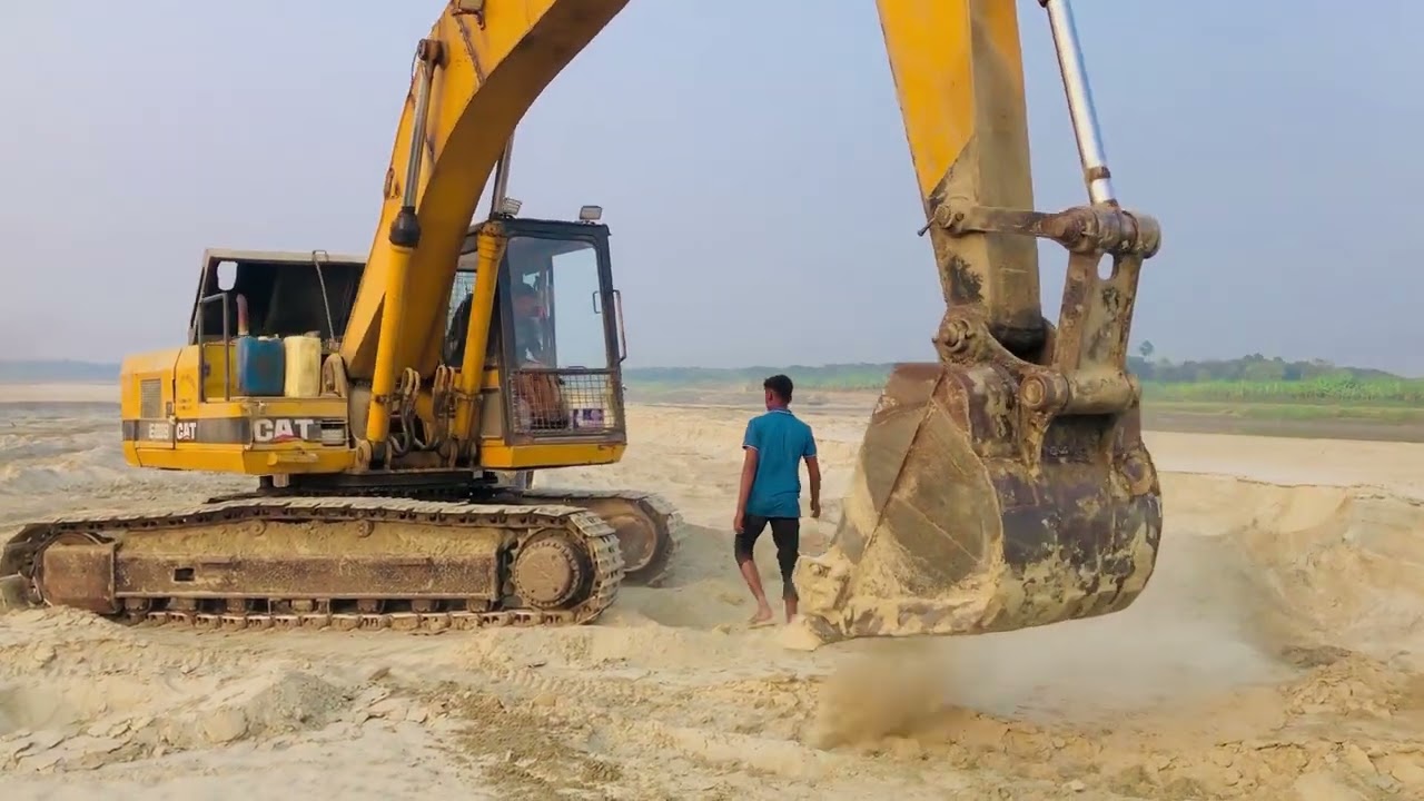 located Truck Power Going | Cat Excavator Cuting & Loading | #excavator #truck #troch #kenworth