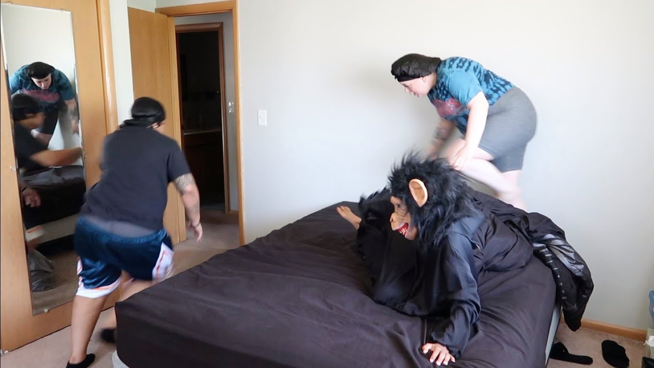 ЛУЧШИЙ РОЗЫГРЫШ, НАПУГАВШИЙ РОДИТЕЛЕЙ ОБЕЗЬЯНОЙ - ОБЯЗАТЕЛЬНО К ПРОСМОТРУ-