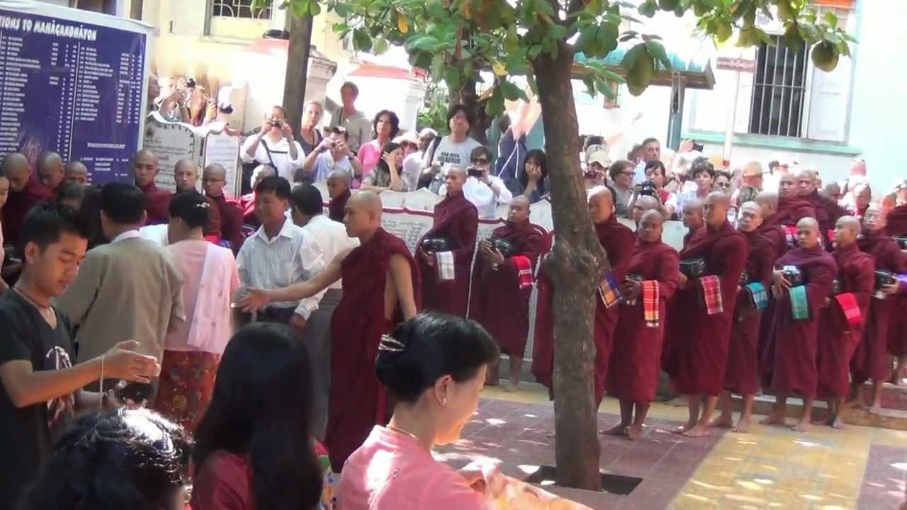Pranzo dei monaci buddisti ad Amarapura
