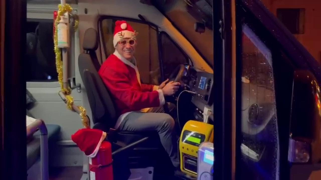 Cappelli rossi, regali ai passeggeri, musiche: a Padova il Quibus si veste da Natale