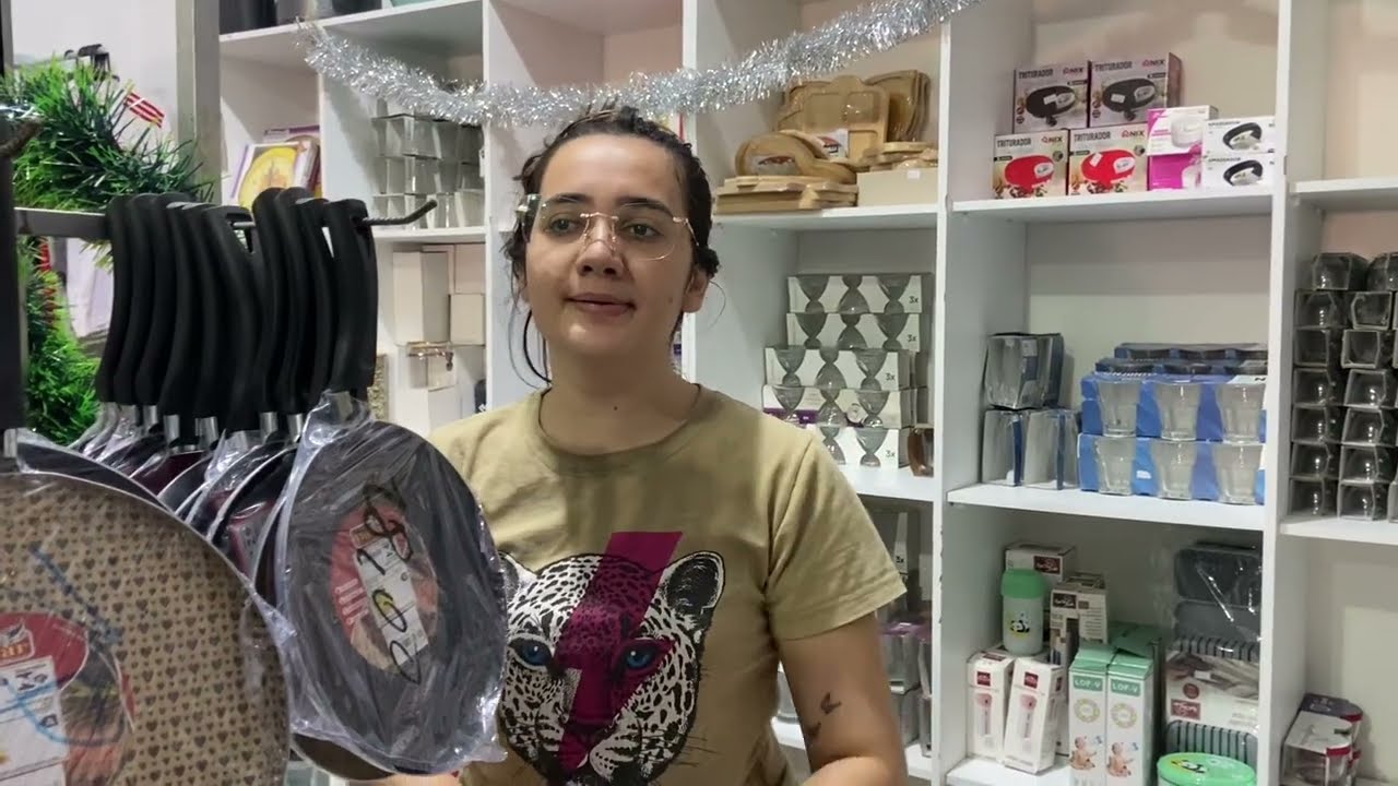 Claudinha pensa que eu não vi ela comprando a roupa da Virada de Ano nessa loja !