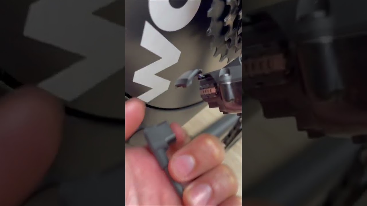 Cargando bater&iacute;as del nuevo Shimano Di2 12v.