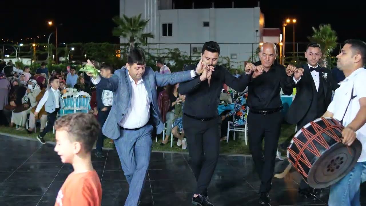 Halebi böyle oynanır dedi- Halay başına geçti - Orta oyun