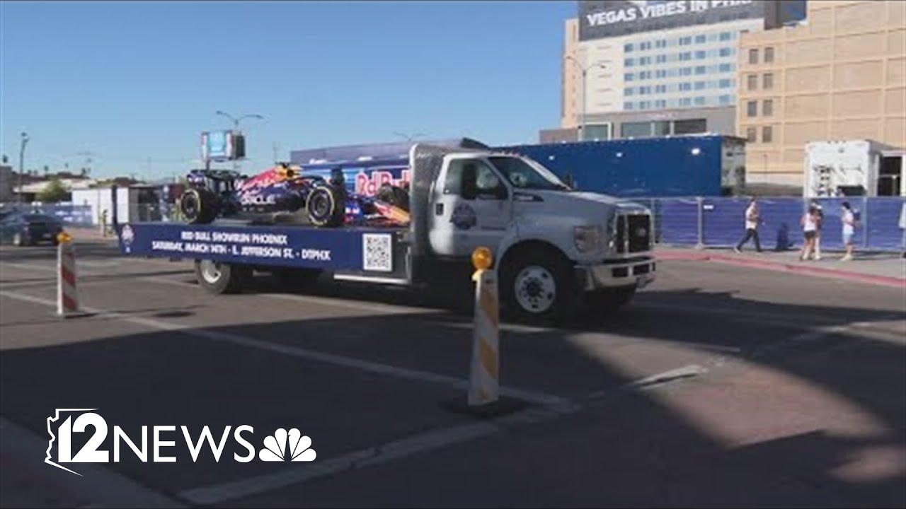 Компания Red Bull привезла болид Формулы-1 в центр Финикса.
