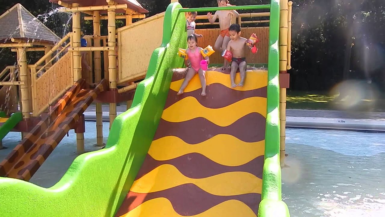 Van de glijbaan in de nieuwe waterspeeltuin van het Twentebad