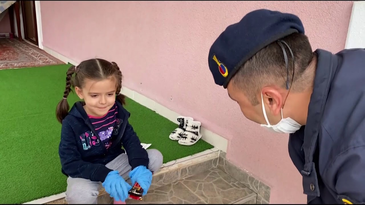 Jandarma ekipleri k&uuml;&ccedil;&uuml;k kızın isteğini geri &ccedil;evirmedi