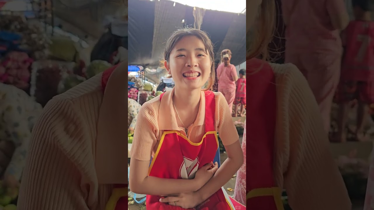 โลกสดใสขึ้นเยอะมากหลังจากได้เจอแม่ค้าขายแหนมคนนี้ น้องน่ารักและสดใสมากๆ ตลาดดาวเรือง เมืองปากเซ ลาว