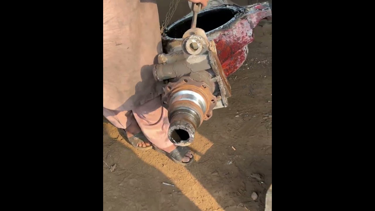 🚛 Truck Rear Axle Failure &mdash; Heavy-Duty Breakdown! 🔧💥