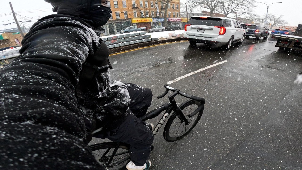 Велосипедные курьеры всё ещё популярны? Почему я езжу БЕЗ ТОРМОЗОВ по Нью-Йорку