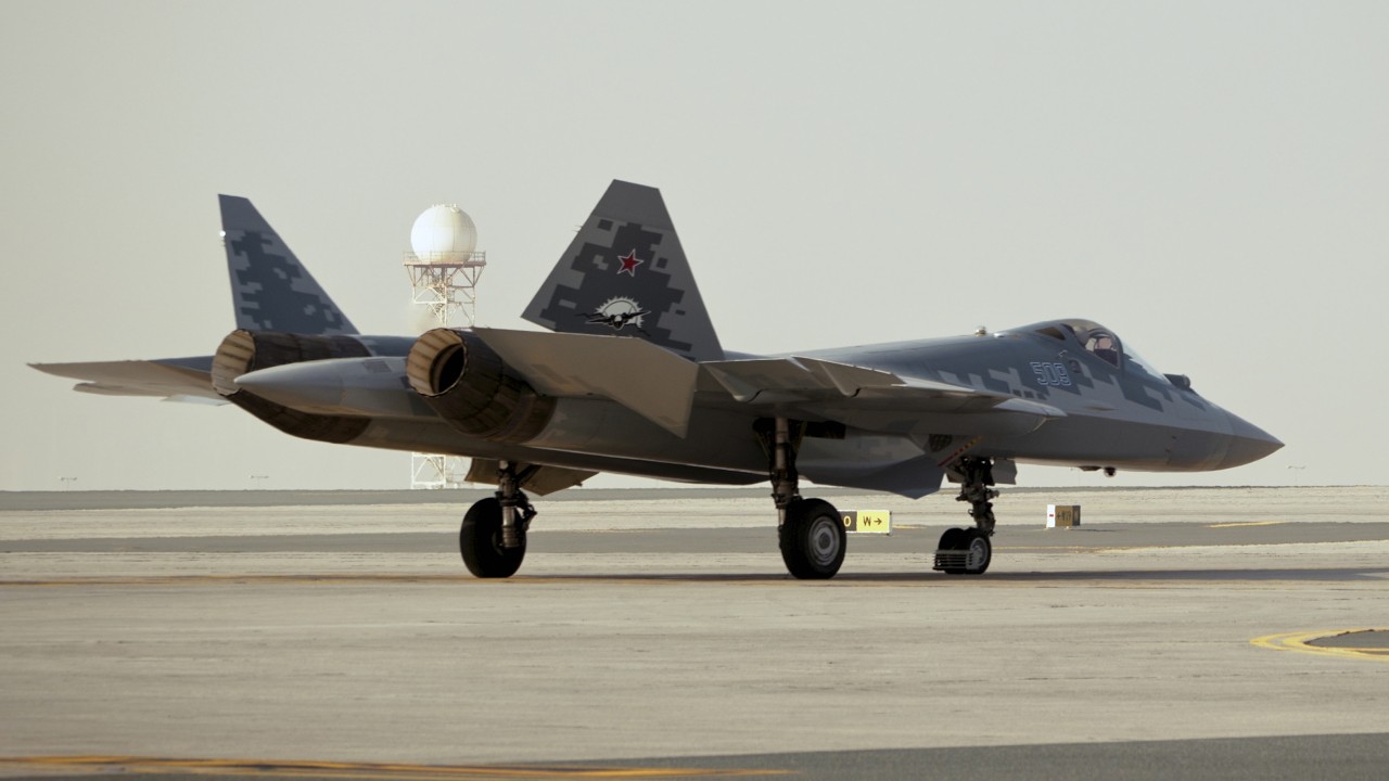 Су-57 новая окраска! №509 впервые открыл отсек вооружения – Dubai Airshow 2025