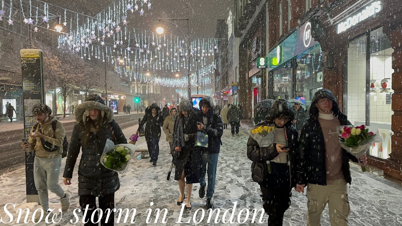 London SNOW Walk ⛄ Finally Snowing Central London 2022 | London Best Christmas Lights tour in Snow