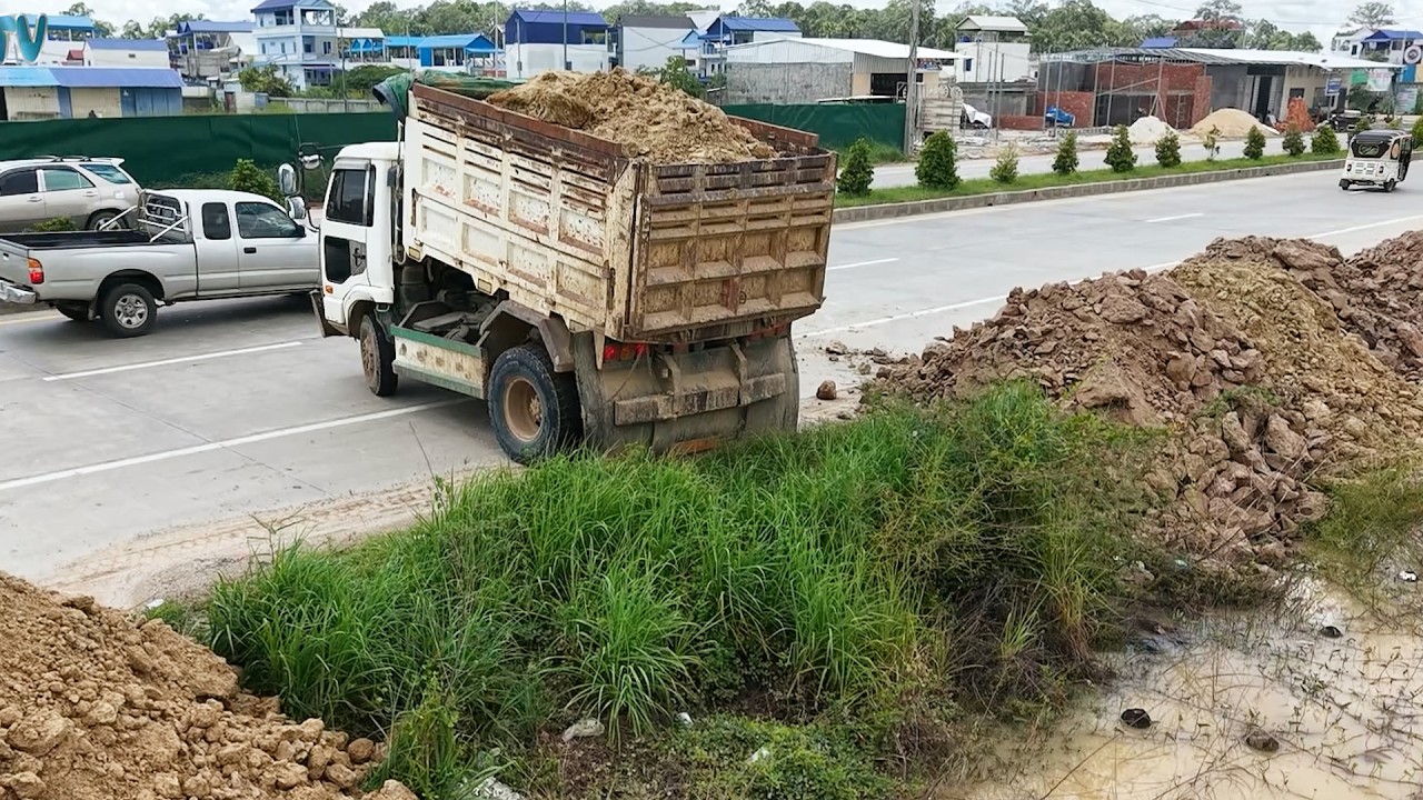 Wow! Great Activities KOMATSU Bulldozer Push Stone With Dump Trucks Dumping Rock Activities