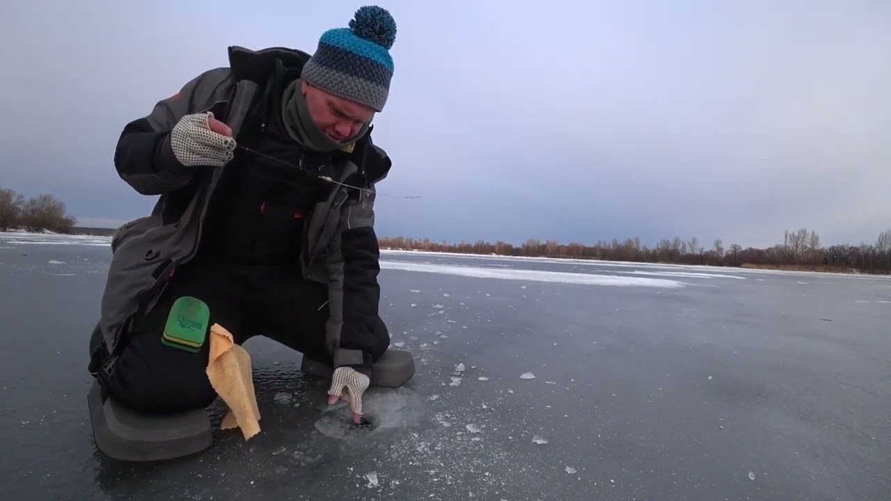 #эимняярыбалка#заливднепра#   Зимняя рыбалка со льда.В поисках плоты.Залив Днепра