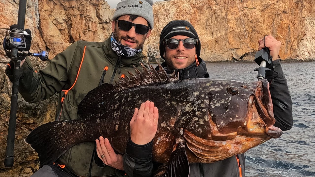 SHORE JIGGING & DEEP SPINNING  - Una cernia bruna preistorica / A prehistoric dusky grouper