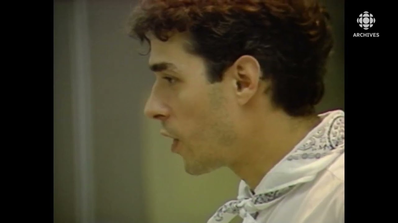 Le metteur en scène Serge Denoncourt dirige des comédiens en 1991