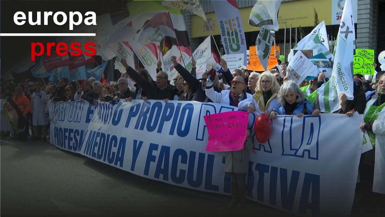 Unos 5.000 médicos piden en Madrid la dimisión de Mónica García y un Estatuto Marco propio