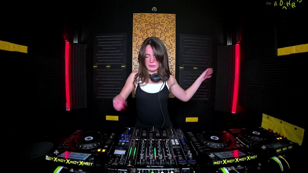 Barbara Boccia - Psy / Hard Techno Dj set - 498 - Riöt.scampia