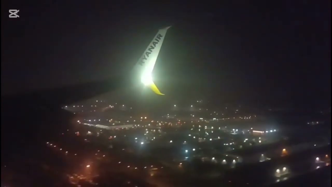 Trip report | Beautiful Sky interior at night 😍 | Ryanair FR2893 from Catania to Bergamo