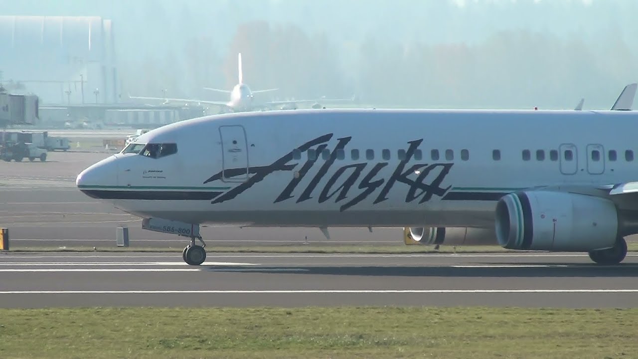 Alaska Airlines (Hawaiian Lei Tail) N585AS 737-800 Takeoff Portland Airport (PDX)