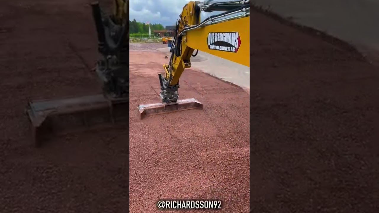Cat M319 Pro Grading 8 🤤 #cat #caterpillar #digger #excavator #tiltrotator #shorts