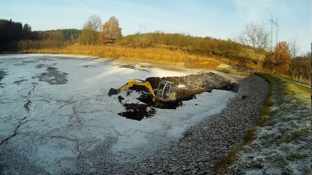Zapadlý bagr v rybníku !