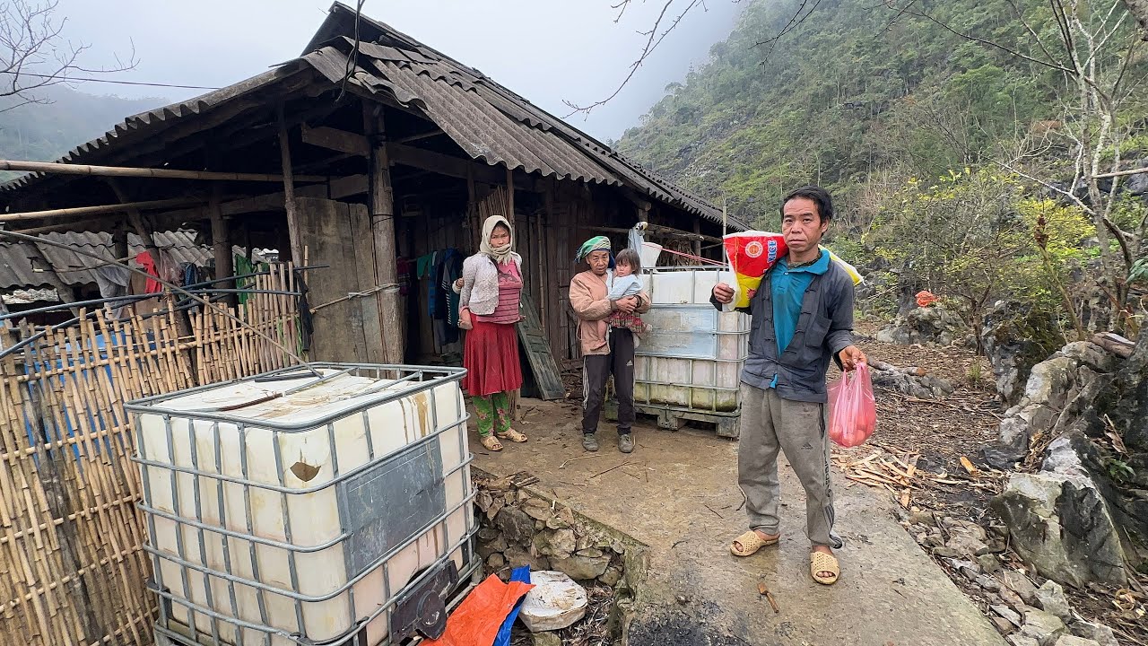Anh Lúa 3 Con Bỡ Ngỡ Khi Lần Đầu Nhận Quà Từ Bác Đỗ Văn Linh ở Hà Nội Gửi Tặng.