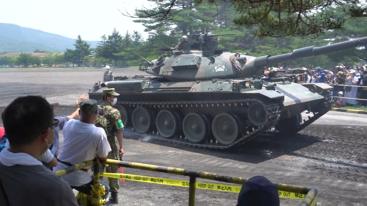 戦車が続々－16式・10式・90式・74式揃い踏み－観閲行進の退場口にて眺める【富士学校・富士駐屯地開設68周年記念行事 2022】