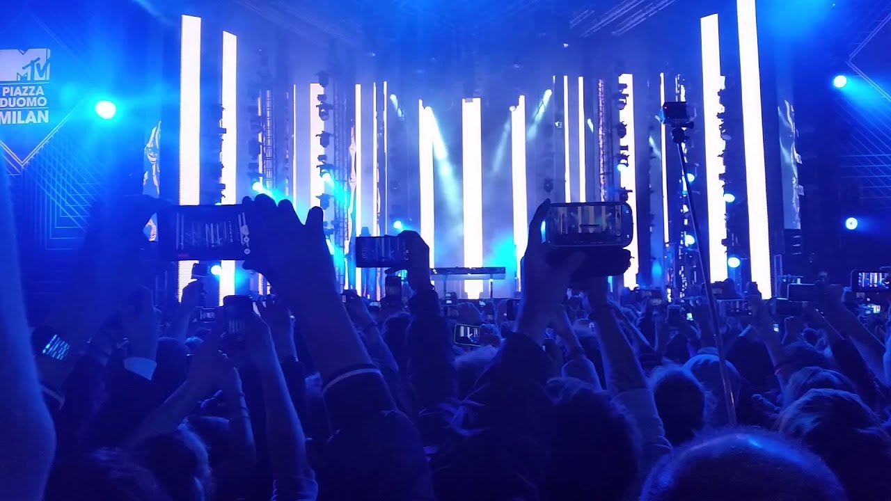 Martin Garrix - Poison(AMF 2015 Intro Edit) [Live MTV EMA Awards - Piazza Duomo,Milano]