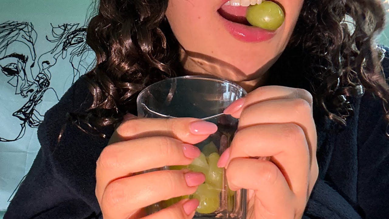 ASMR w a grape… it’s a grape video 🍇 #mukbangvideo  #mouthsounds  #tingles 