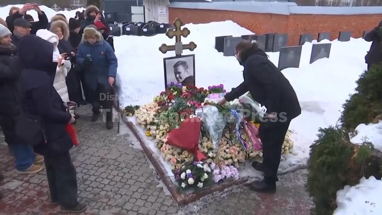Flowers laid at Navalny’s grave on the anniversary of his death