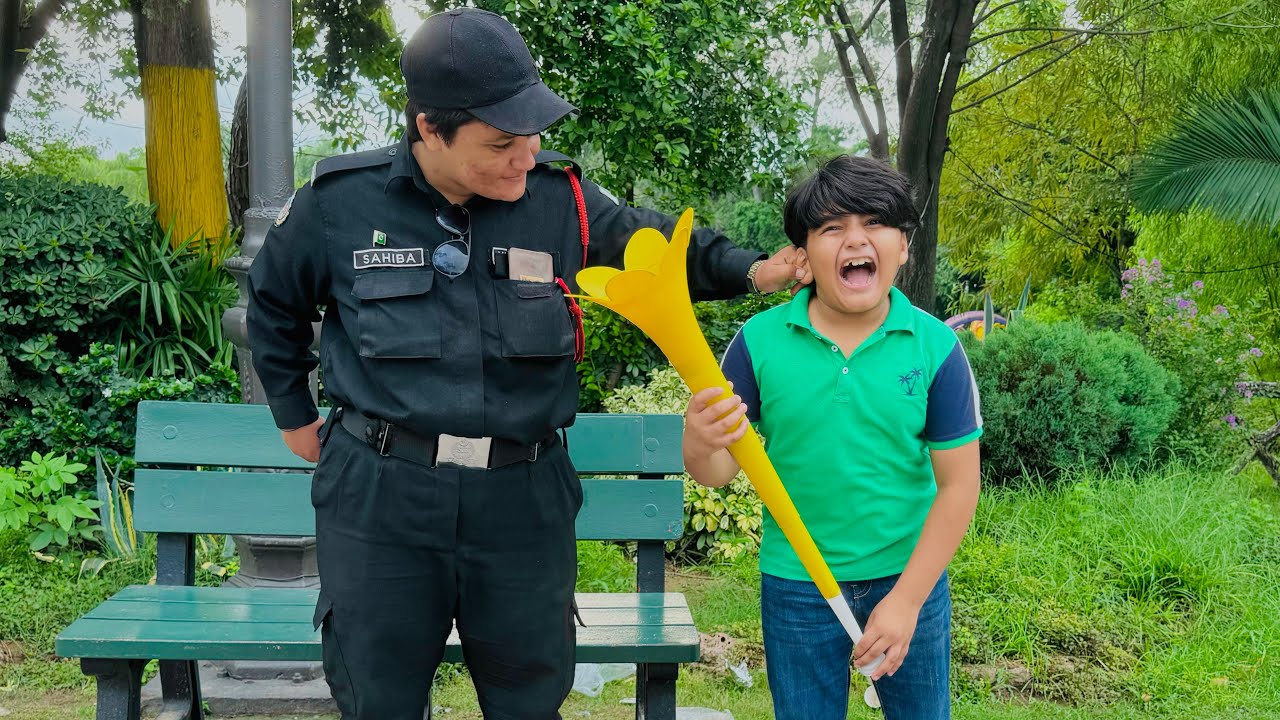 14 August Ali ko Police ny arrest kr leya baja bjaty howy 😭 || Baja prank in public ||bht mar pari