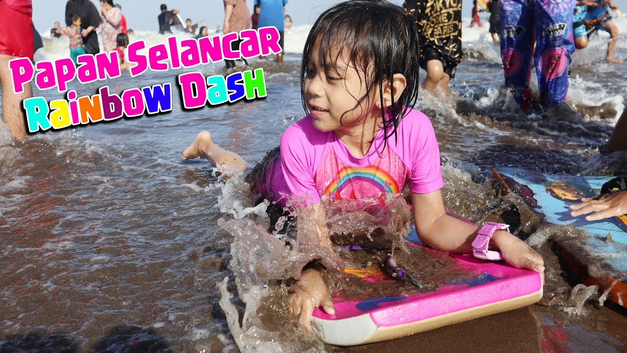 Pertama Kali Bermain Air di Tepi Pantai Menggunakan Papan Selancar Rainbow Dash
