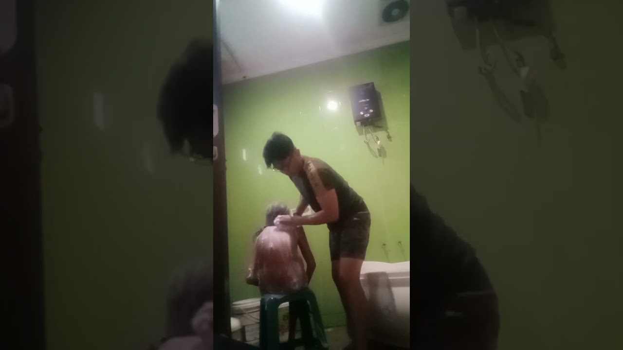 Memandikan ibu yg lumpuh seorang diri