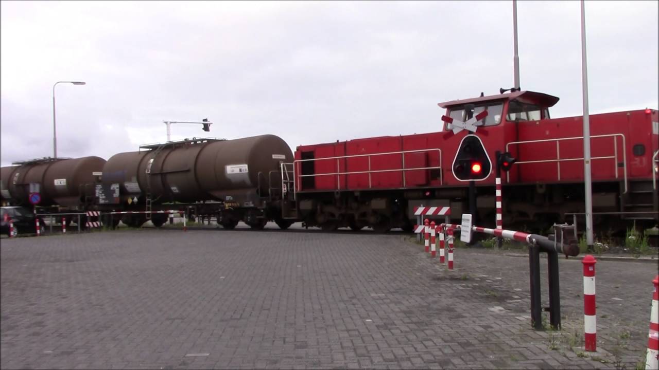 Spoorwegovergang AKI Delfzijl met DB trein
