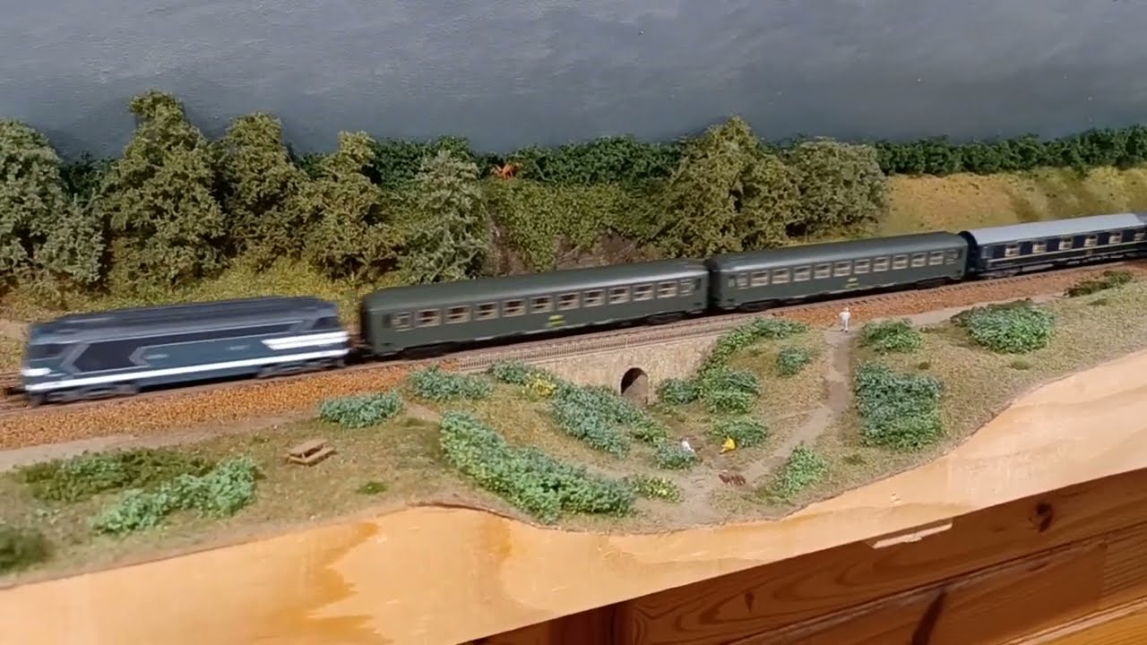 Modélisme ferroviaire. Baud, le réseau Nr72. Quelques circulations...