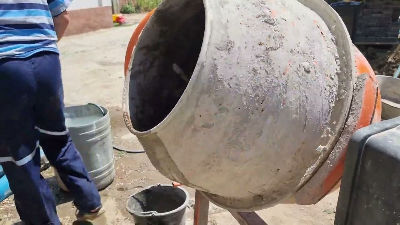 Preparare beton cu betoniera.