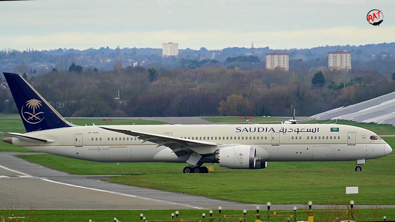 Saudia Dreamliner arrives from Troubled Skies of the Middle East ... 4K