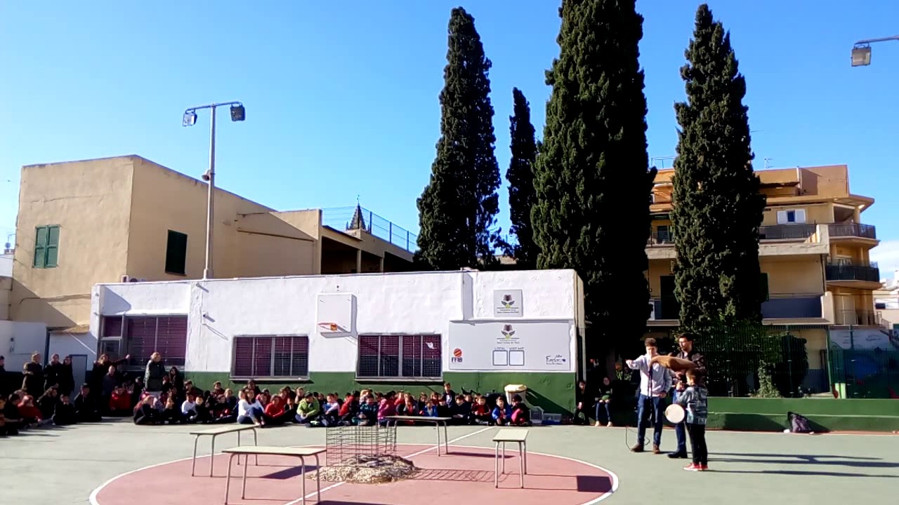 Xeremier i flavioler. Festa SANT ANTONI. Col&middot;legi Sant Vicen&ccedil; de Pa&uuml;l de La Soledat