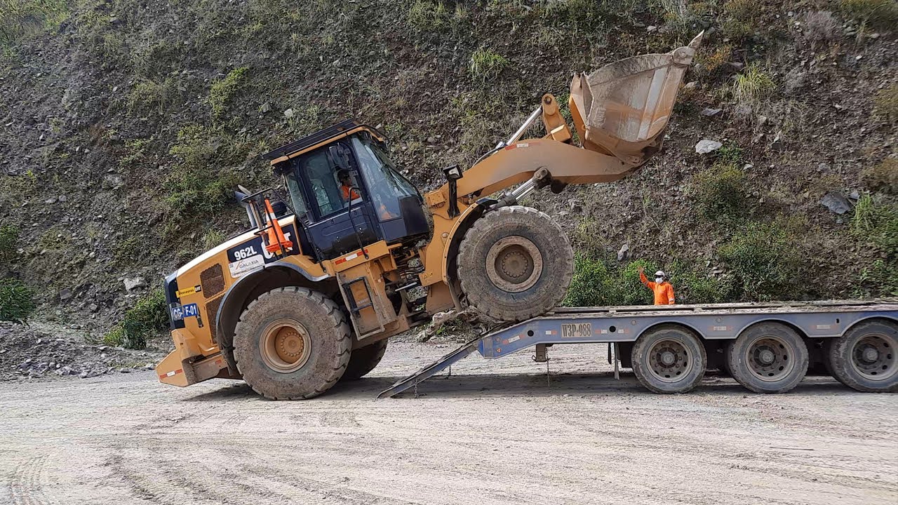 Cargador frontal KOMATSU WA380 CAT 962L - bajada y subida a cama baja