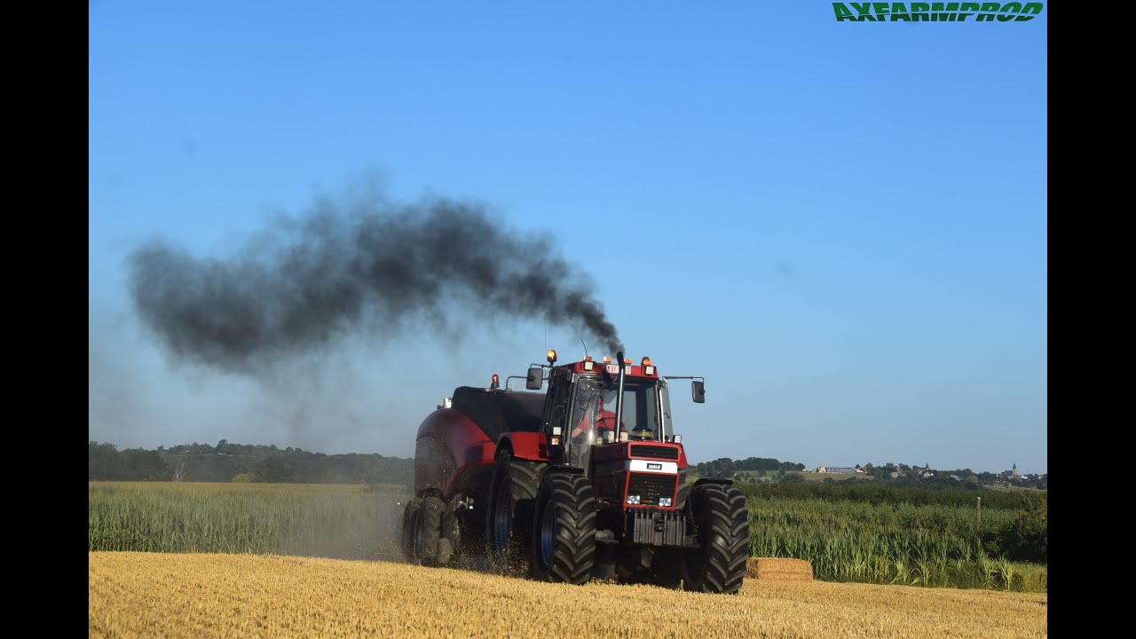 Case IH 1455 XL au pressage dans la paille