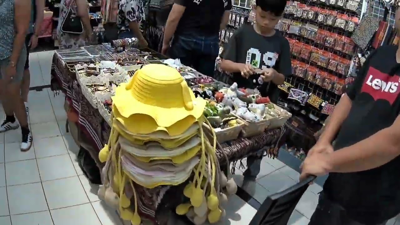 Kedai souvenir waterfront, kuching. (Bhgn 1)