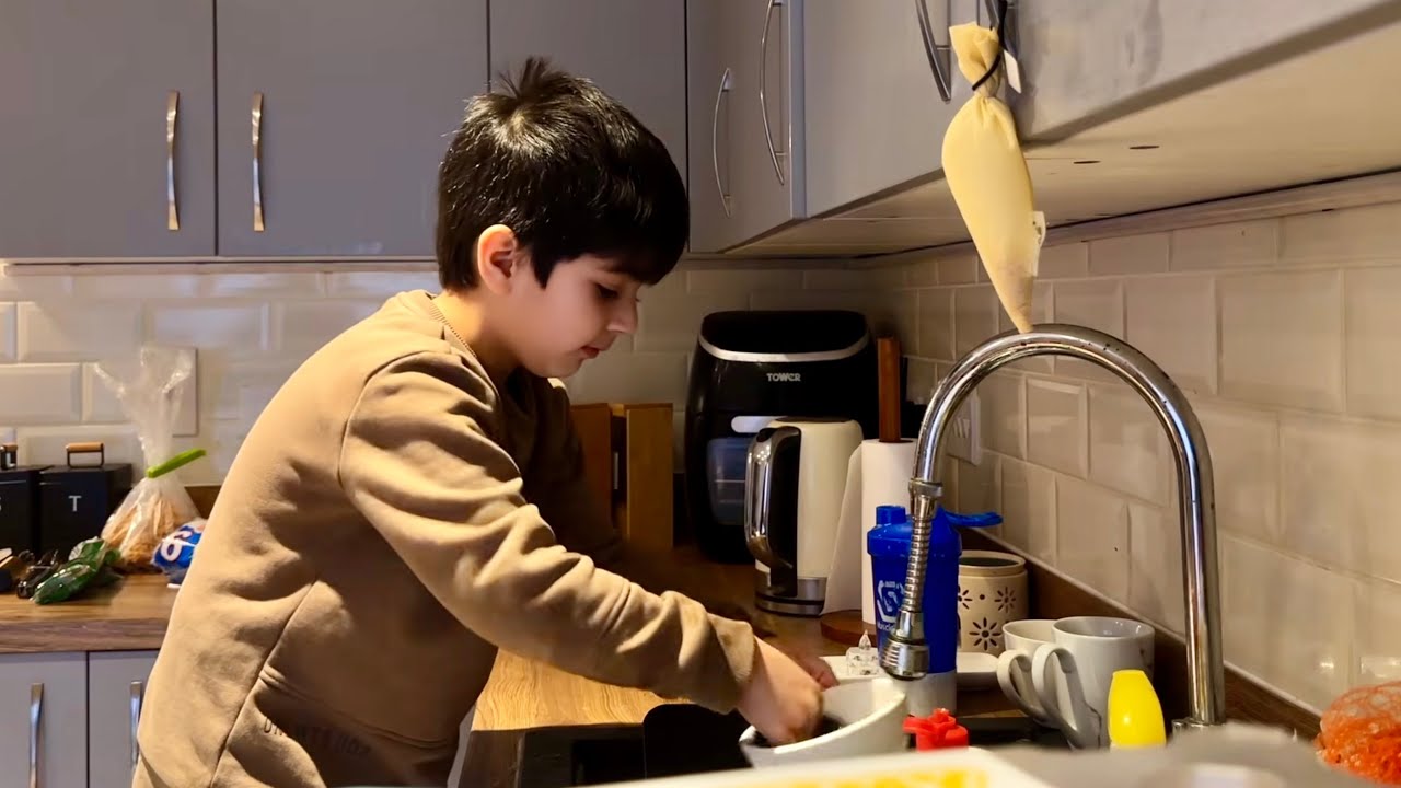 Keechoo doing the dishes for the cutest reasons. United Kingdom